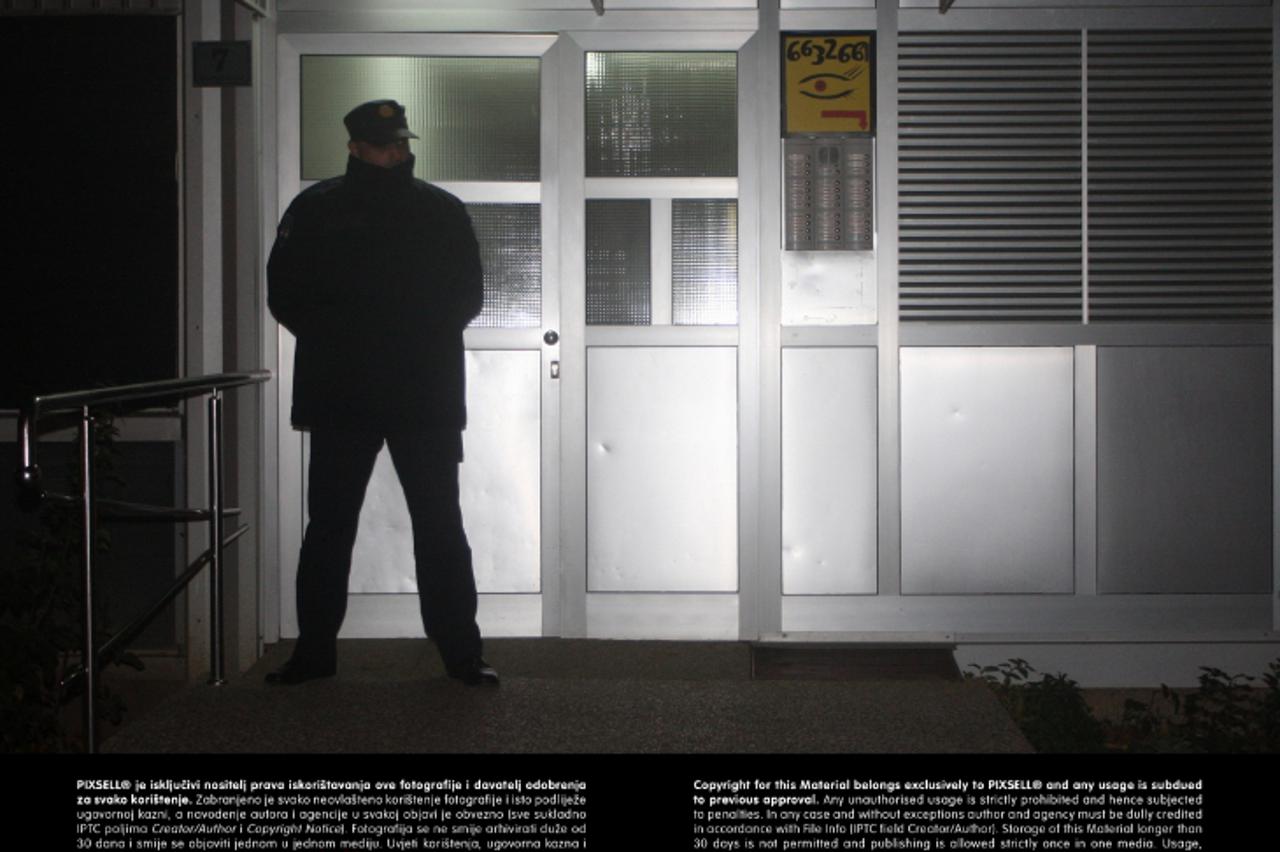 '18.11.2011.,Zagreb - U Balokovicevoj 7, dogodilo se ubojstvo starije zene na sestom katu. Policija obavlja ocevid. Photo: Goran Jakus/PIXSELL'