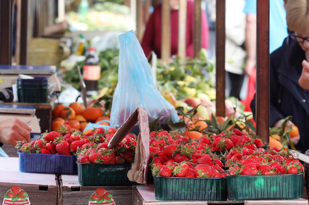 Na šibensku tržnicu stigle su  prve ovogodišnje vrgoračke jagode