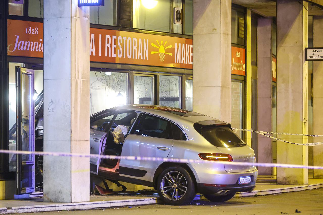 Na križanju Vukovarske i Savske ulice u Zagrebu, sudarila su se dva automobila, jedan završio u restoranu