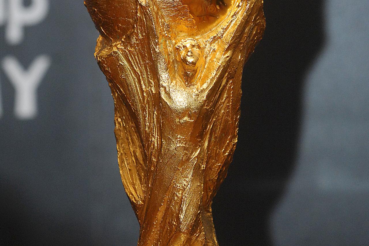 ARHIVA: Zagreb: U Esplanadi izložen trofej Svjetskog nogometnog prvenstva 2010