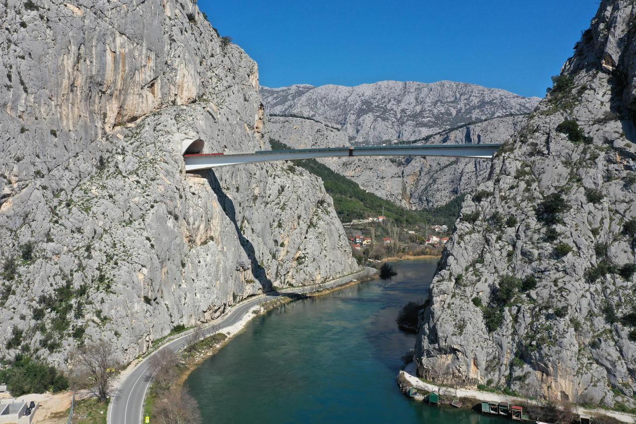 Pogled iz zraka: Spojen most u Omišu, traju zadnje pripreme za svečano otvorenje