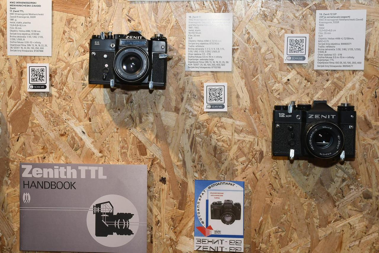 Sisak: Otvorena izložba "Priča o fotoaparatima"