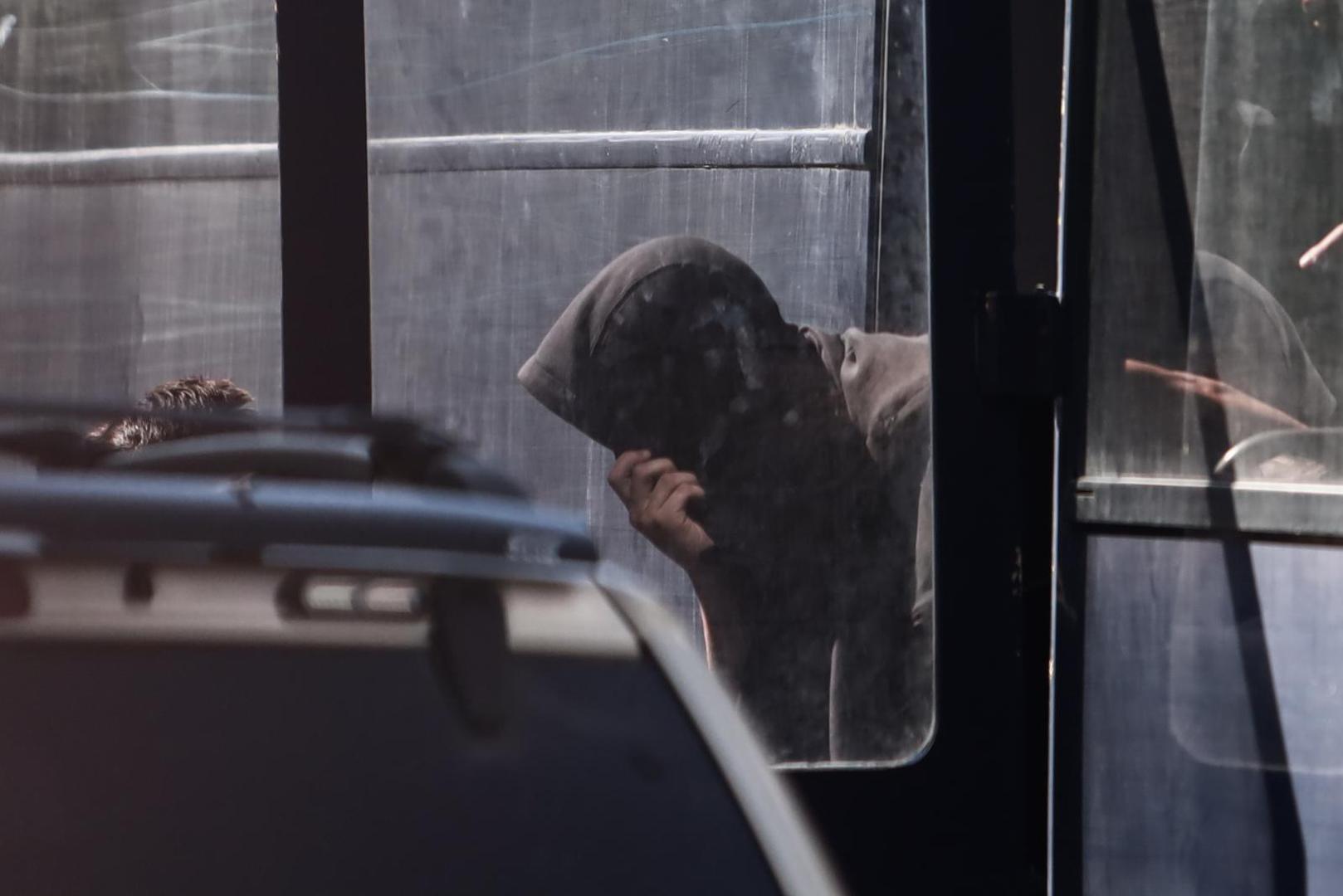 11.08.2023., Atena, Grcka - Prva skupina navijaca iz pritvora je prebacena na sud gdje u 12 sati pocinju saslusanja koja ce trajati do nedjelje. Uhicene, njih 105, ce dovoditi i ispitivati u grupama po 30 osoba. Prvi optuzenici za krvave incidente ispred stadiona AEK-a i ubojstvo 29-godisnjaka danas ce biti ispitani, a glavnu istragu vode tri istrazitelja, jedan redovni i dva pomocnika.  Photo: KOSTAS TZOUMAS/EUROKINISSI/PIXSELL