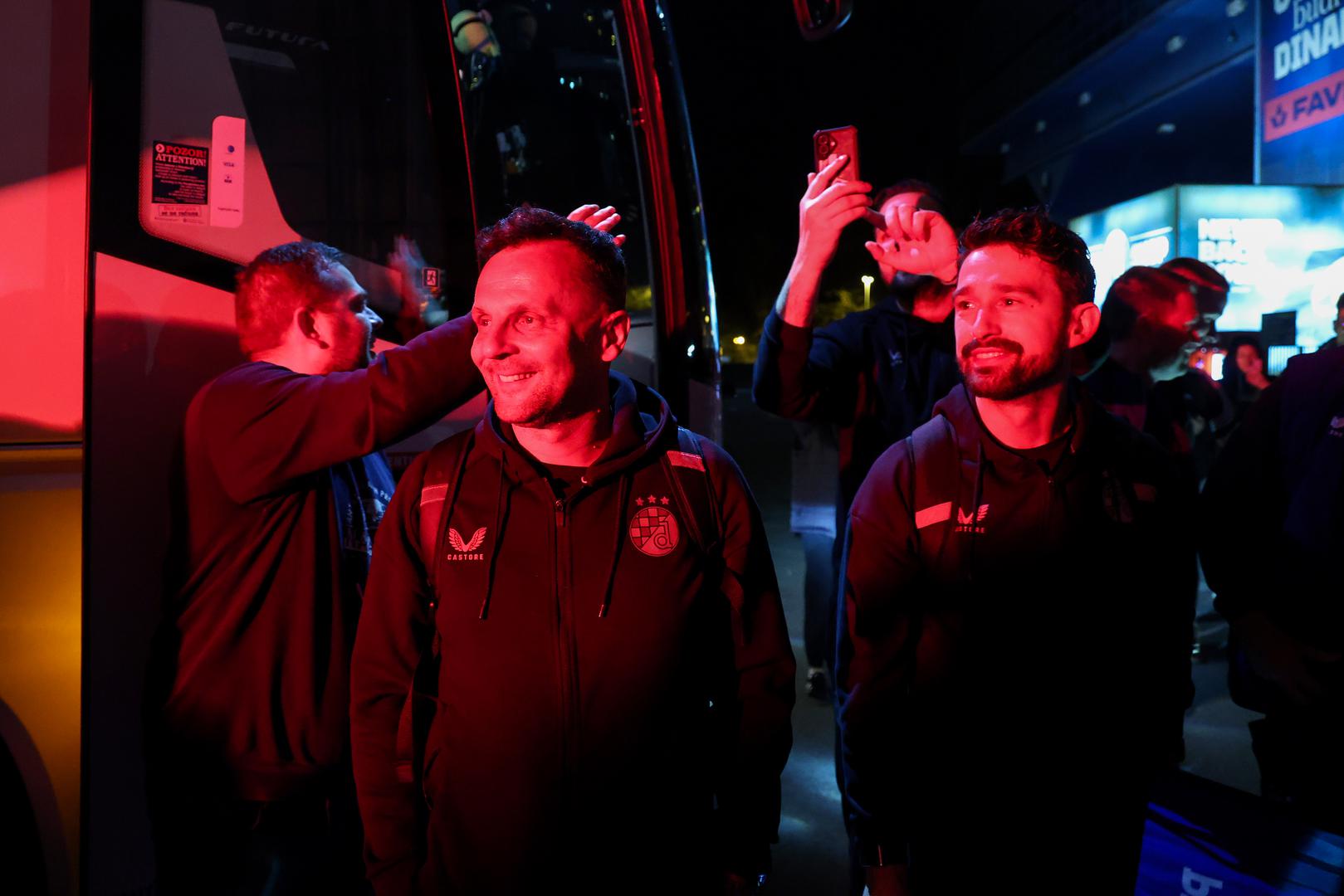 Svoje obećanje su i ispunili te je Dinamovce pred stadionom dočekalo veliko slavlje popraćeno bakljadom i pjesmom.