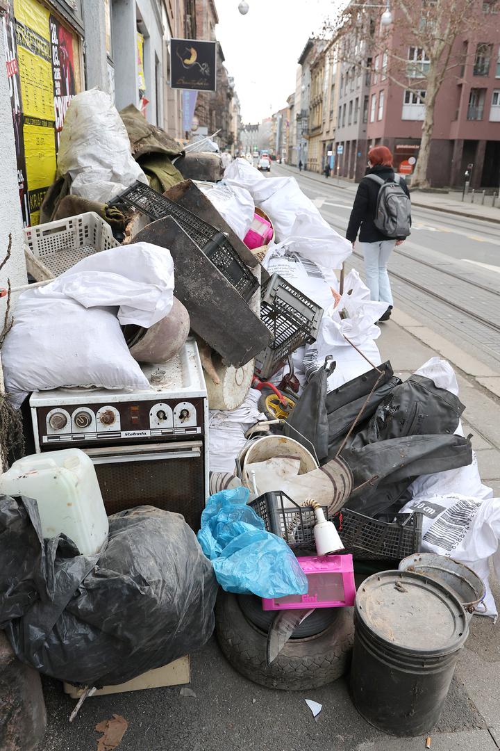 Uz šutu su i dalje vidljivi odbačeni madraci, komadi namještaja i vreće s kućnim otpadom, što sugerira da apel nije polučio željene rezultate.
