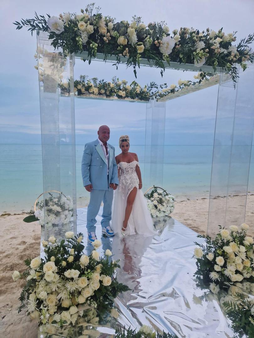 Ovo otočje nije odabrano slučajno za veliku svadbenu zabavu, jer Marić ovdje ima kompleks vila koje iznajmljuje. Na Turks i Caicos dolazi već više od 15 godina te na ovom otočju živi veći dio godine. 