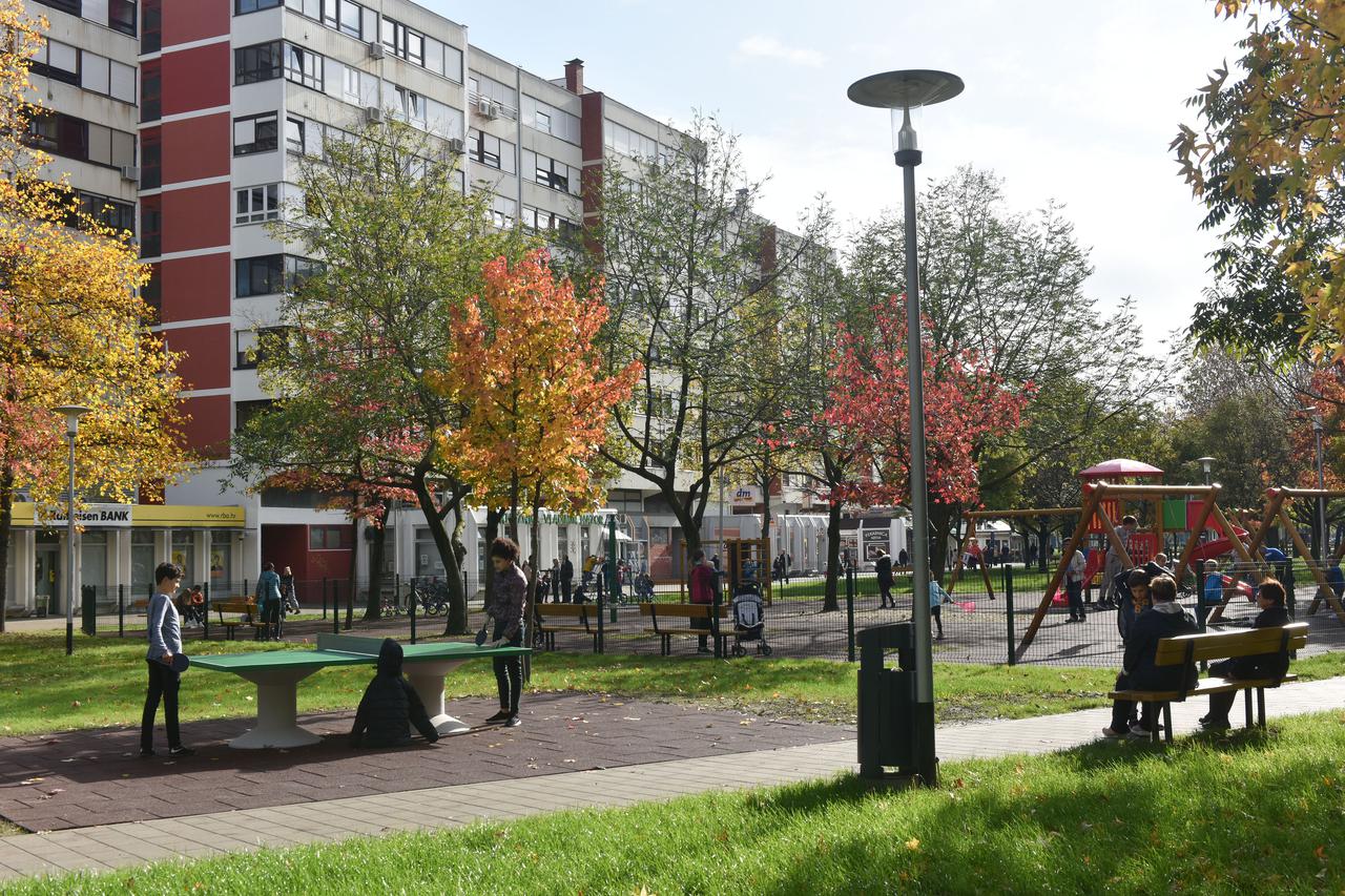 Zagreb: Gradonačelnik Bandić prošetao novouređenim Trgom Ivana Kukuljevića u Španskom