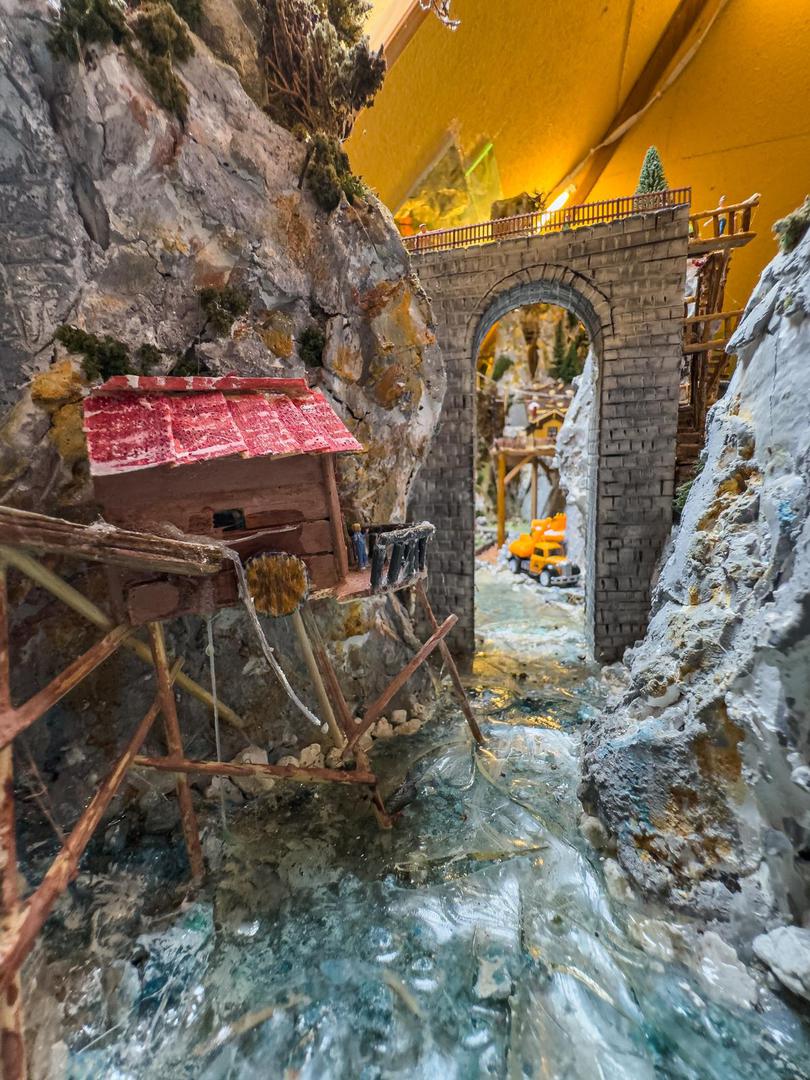 Dok ne sklada glazbu za klavirom, Pero Šiša najradije provodi vrijeme u svom malom svijetu tračnica i planina.