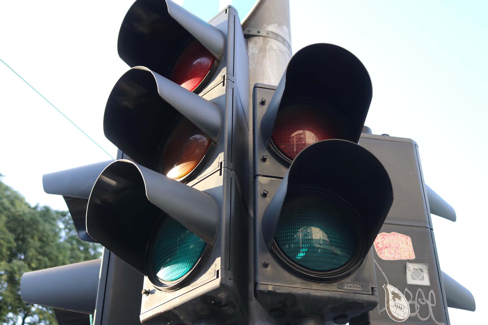 Ova kazna spada u istu kategoriju kao korištenje hrane za volanom, pregledavanje poruka na mobilnom uređaju ili podešavanje navigacije tijekom vožnje.