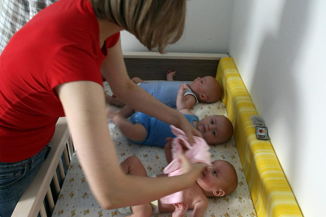 15.06.2009.,Staro Cice - Zvjezdana i Damir Vrbetic i njihove cetvorke Lovro,Lana,Ema i Filip poziraju uoci krstenja. Photo: 