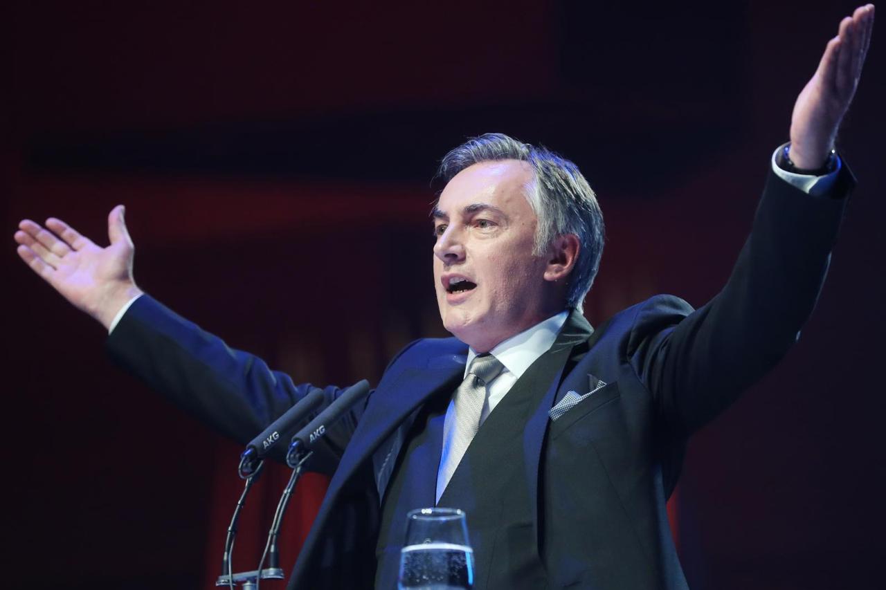 Zagreb: Miroslav Škoro s članovima Mosta dijelio grah na trešnjevačkoj tržnici