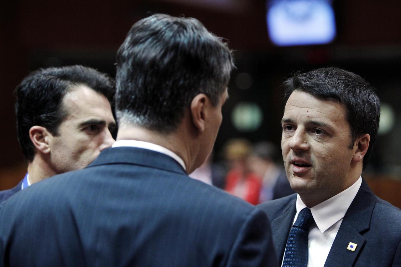 BELGIUM-BRUSSELS-EU-SUMMIT-MEETING(140321) -- BRUSSELS, March 21, 2014 (Xinhua) -- Italian Prime Minister Matteo Renzi (R) talks before the European Union (EU) Summit at the EU headquarters in Brussels, capital of Belgium, March 21, 2014. The European Uni