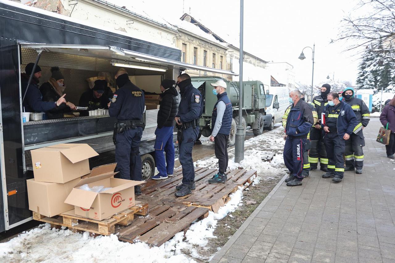Volonteri i dalje kuhaju u Petrinji, a obroke isporučuje i Pleter