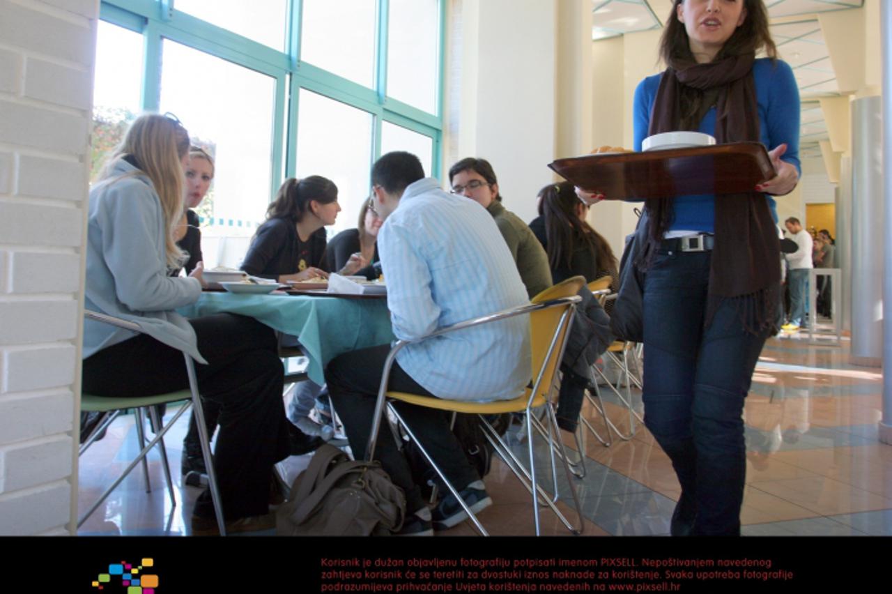 '11.11.2000., Split - Jedna od studenskih menzi koje su premale i u kojima studenti cekaju dugo u redu za obrok. Studenti organiziraju prosvjed zbog zatvaranja studentske menze u centru grada.  Photo: