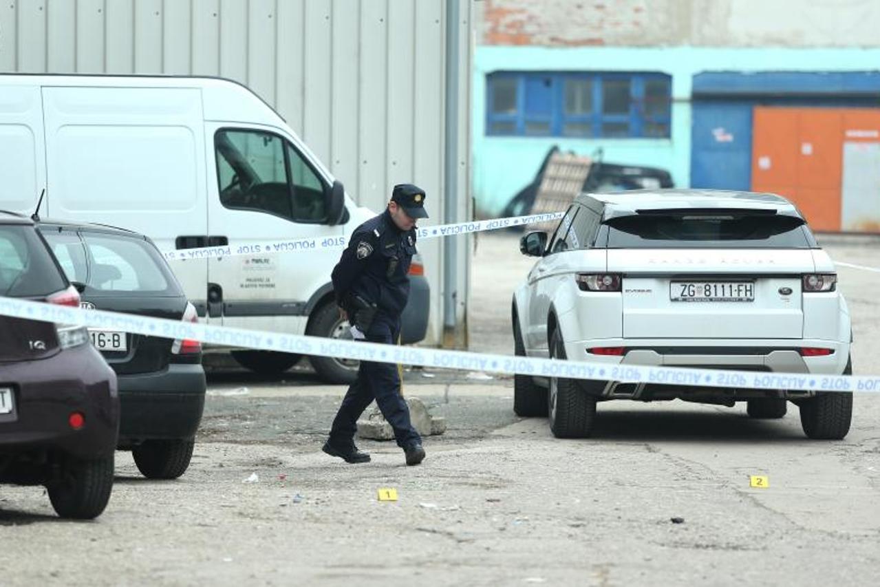 Zagreb: Policijski očevid nakon noćašnjeg napada suzavcem na LGBT partyju u Super Super klubu
