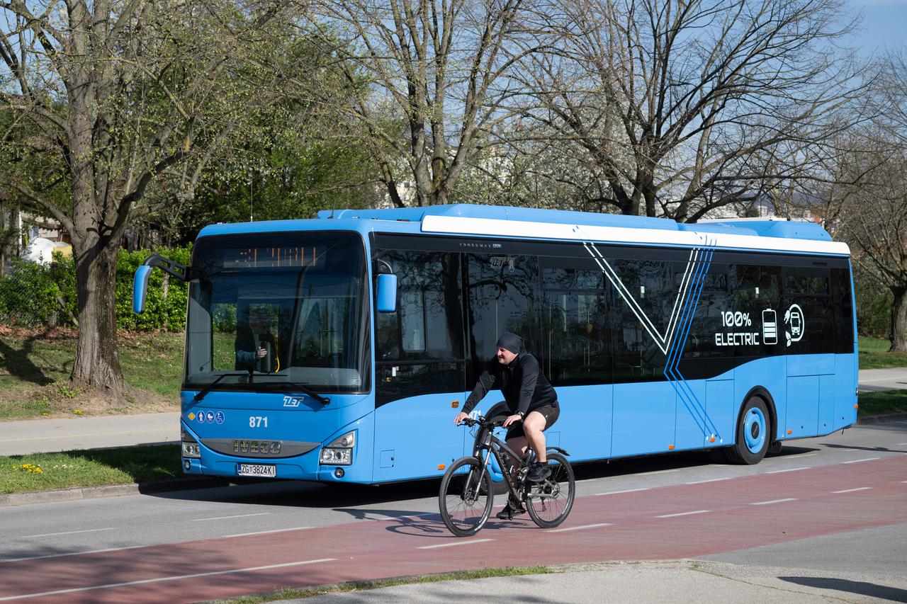 Zagreb: Tomislav Tomašević i suradnici predstavili prvi električni autobus namijenjen za javni prijevoz
