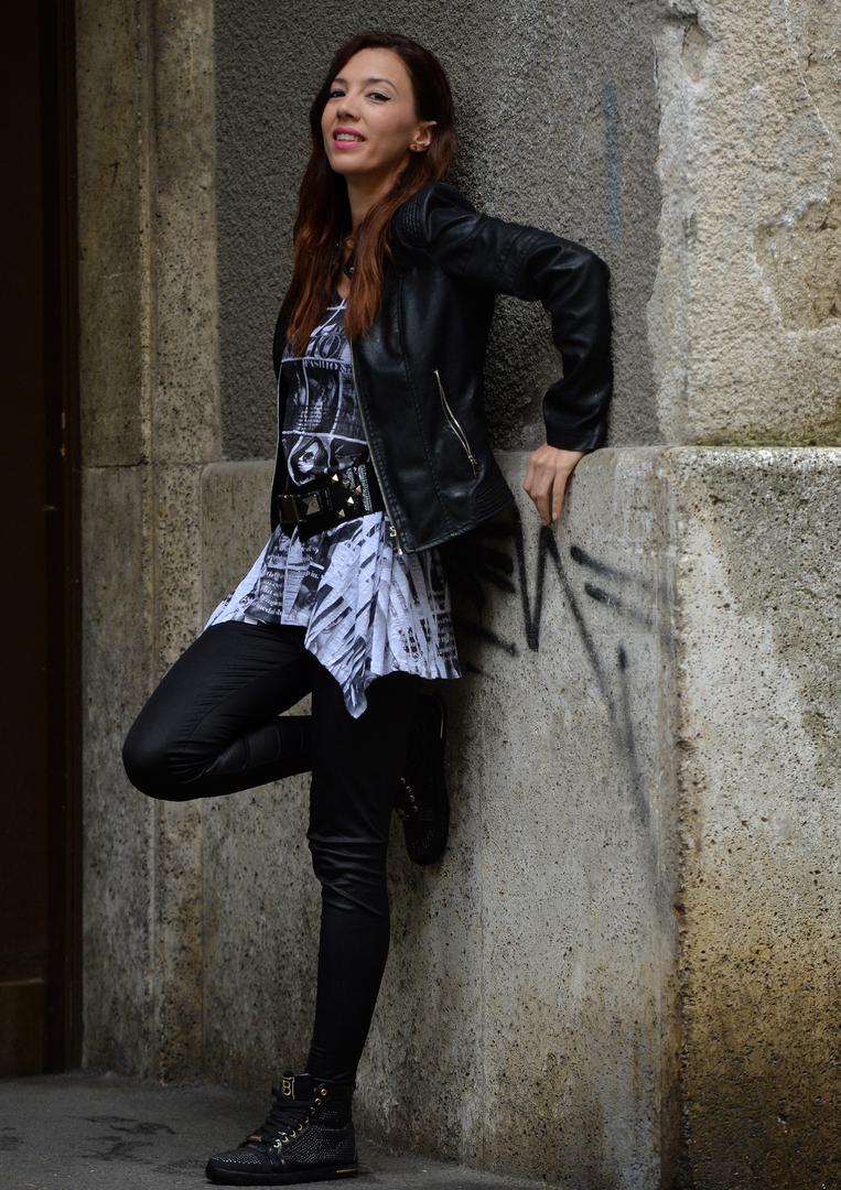 Njezinu umjetničku širinu dodatno potvrđuje i glazbeni angažman u bendu Mračni predmet želja. 