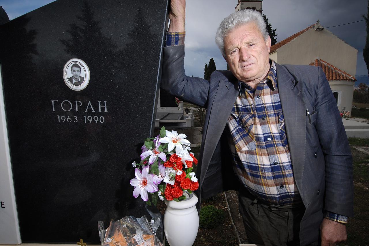 23.11.2008., Karin - Roditelji na grobu Gorana Alavanje, prvog poginulog hrvatskog redarstvenika. Poginuo je 23. studenog 1990. u dva sata u noci kada je na krizanju ceste Obrovac-Benkovac-Zegar otvorena vatra na njegovo policijsko vozilo. Uz Alavanju ran