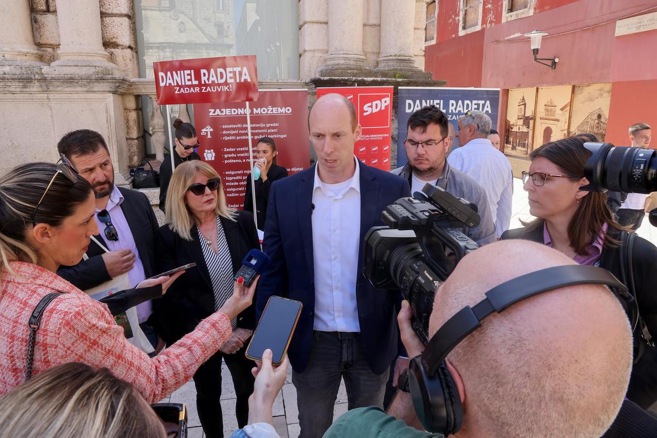 Zadar:  Konferencija za medije Daniela Radete ispred štanda za prikupljanje potpisa