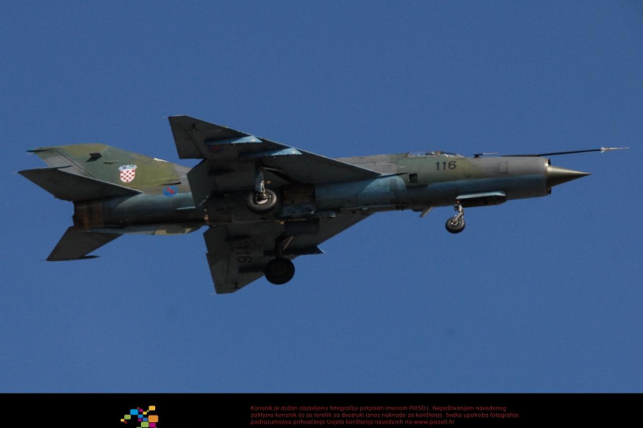 '22.03.2011.,Pula - Hrvatski MIG iznad pulskog neba nakon poljetanja na trenaznu voznju. Photo: Dusko Marusic/PIXSELL'