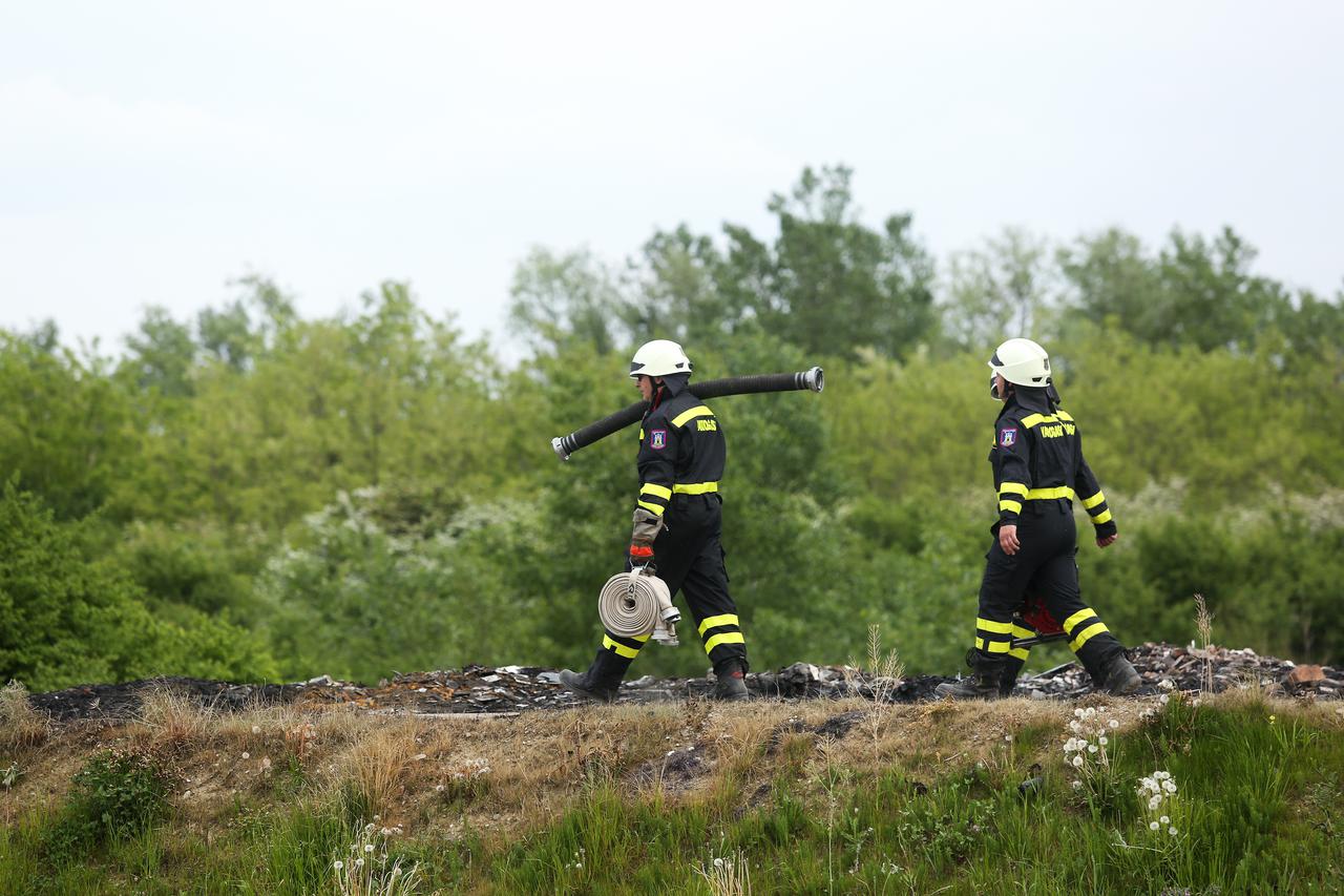Vatrogasci gase požar na ilegalnom odlagalištu otpada kod CUPOVZ-a
