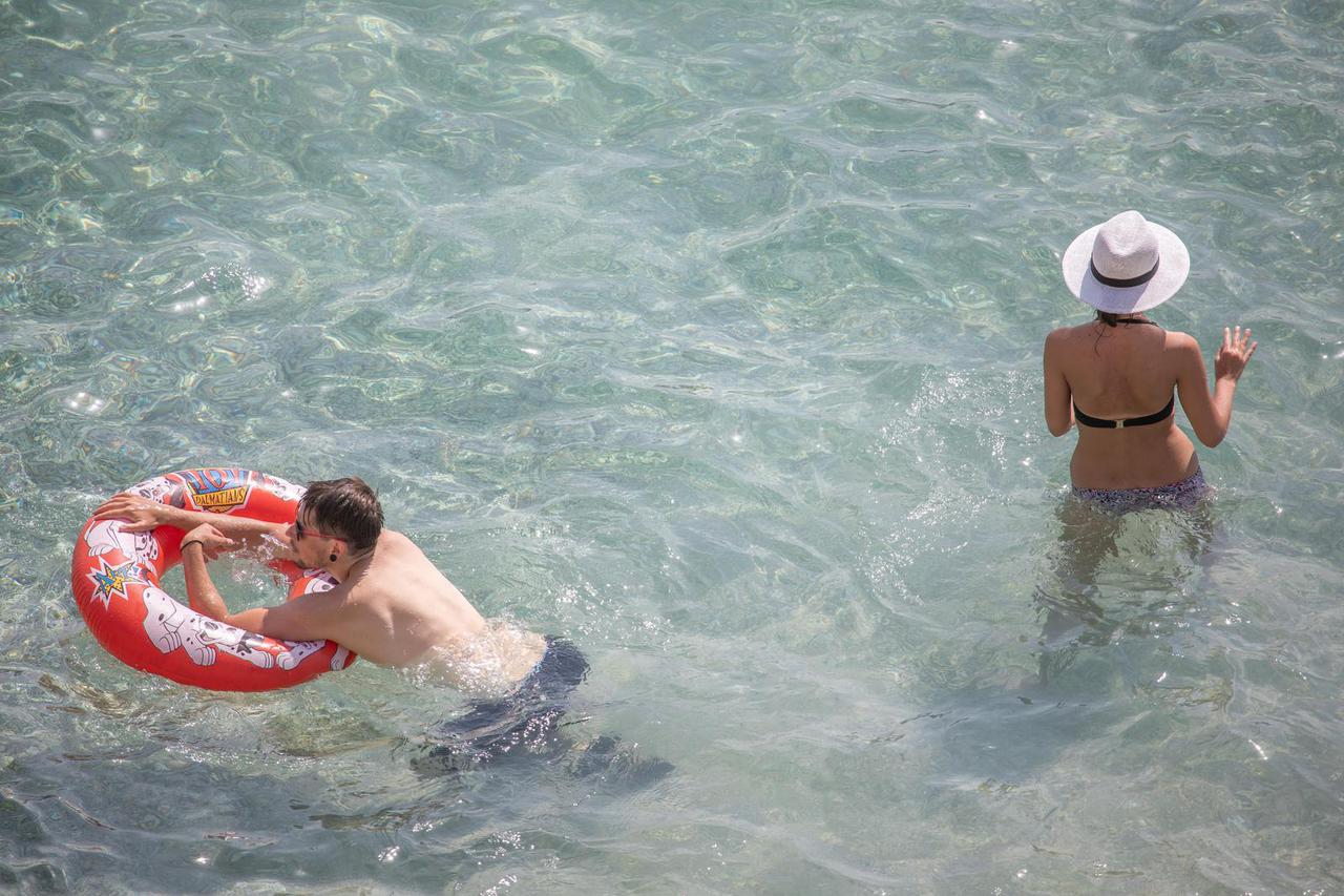 Dubrovnik: Turisti osvježenje od vrućina pronalaze u moru