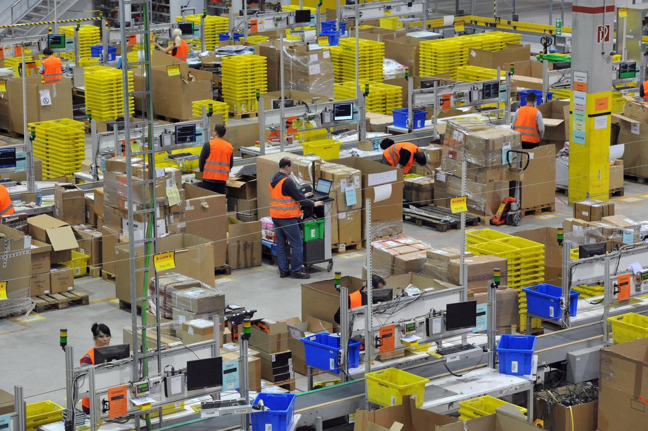 Employees pack parcels for online retailer Amazon in Leipzig, Germany, 19 December 2011. Amazon has temporarily hired 2.000 additional employees for the holiday season. Photo: PETER ENDIG/DPA/PIXSELL