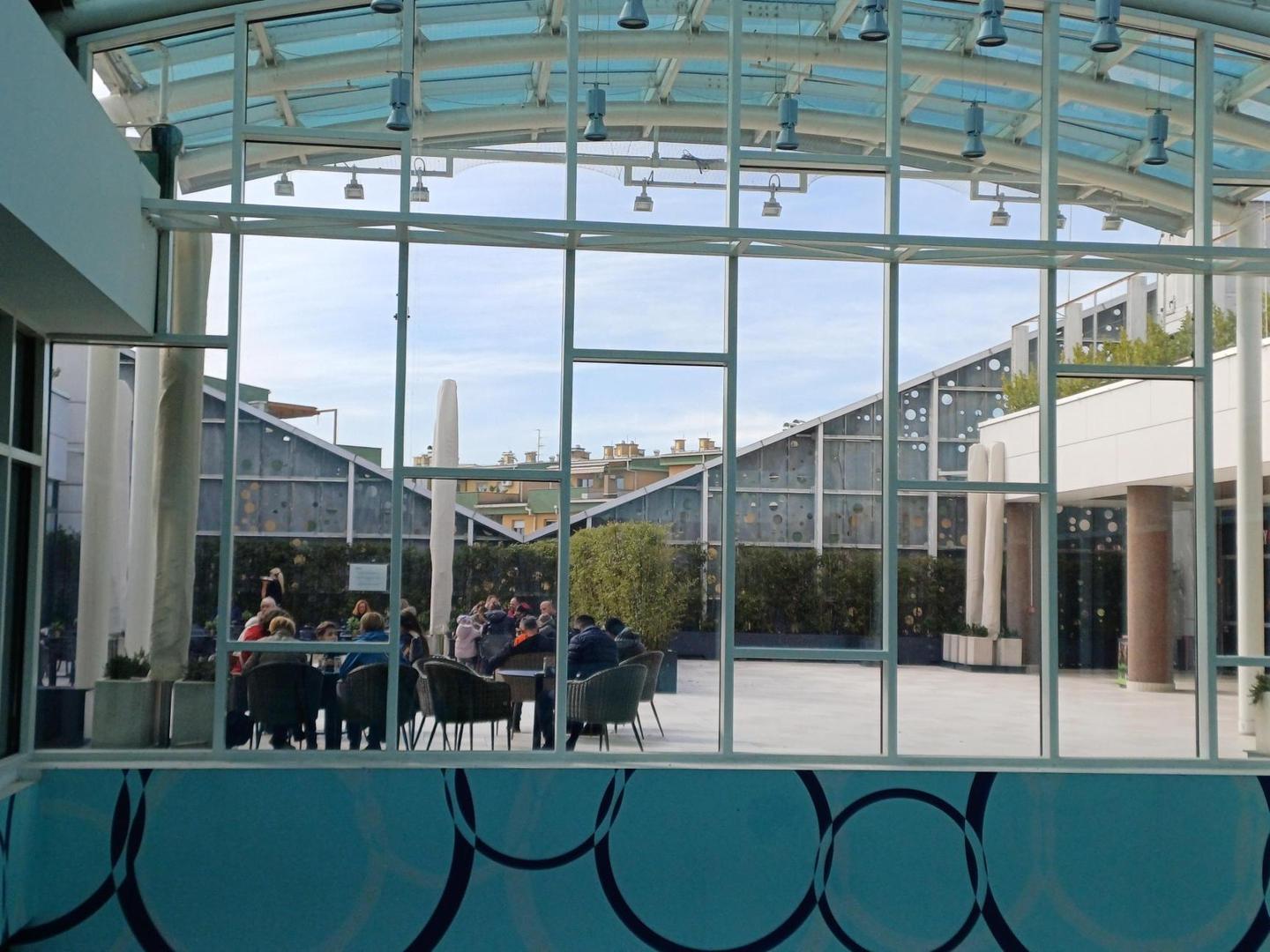 Ostatak centra zapravo je relativno prazan, osim sunčane terase na krovu, dok u DM-u zaposlenice kupcima zamataju poklone. 