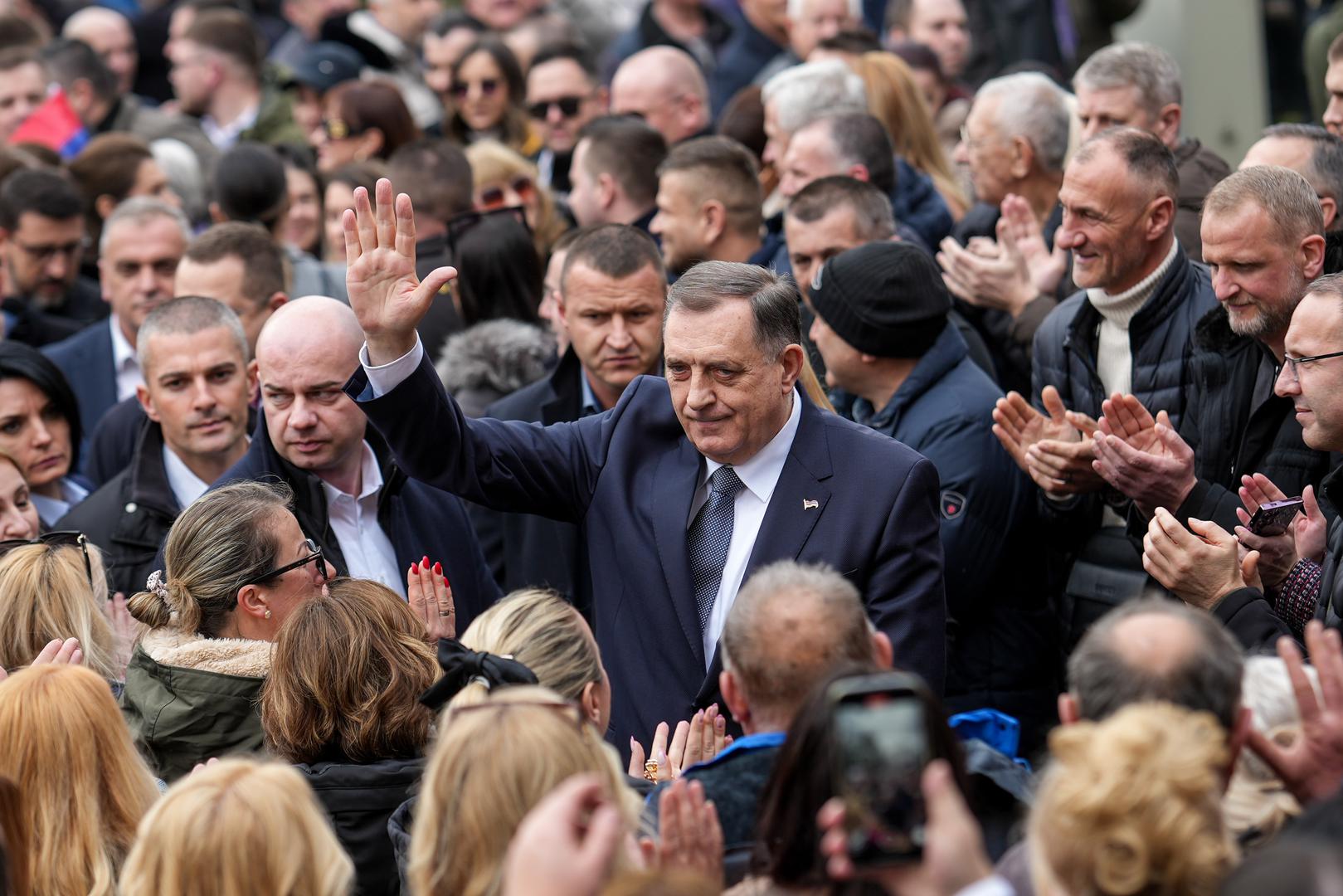 Mnoštvo ljudi okupilo se u Banja Luci kako bi dalo podršku predsjedniku Republike Srpske Miloradu Dodiku koji je danas nepravomoćno osuđen na godinu dana zatvora i šest godina zabrane političkog djelovanja. 