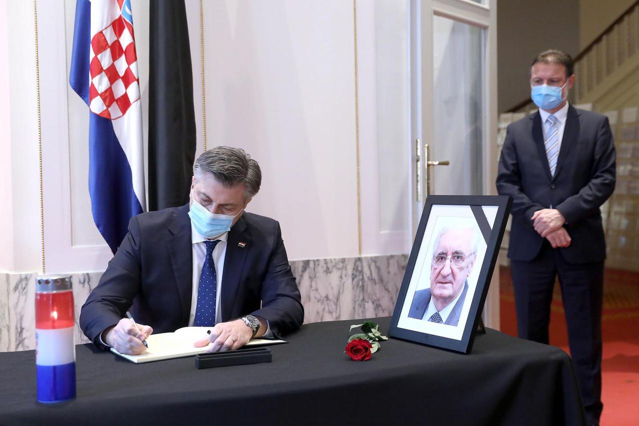 Zagreb: U knjigu žalost za Miroslava Tuđmana upisao se i Andrej Plenković