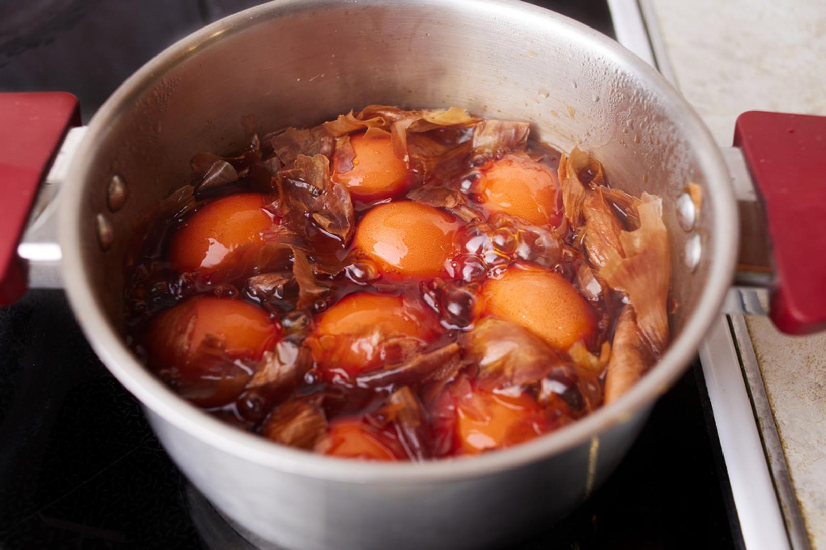 Ljuske crvenog luka: Ljuske crvenog luka jedna su od najpoznatijih i najstarijih prirodnih metoda bojanja uskrsnih jaja. Ako ih kuhate zajedno s jajima, dobit ćete tople smeđe, bakrene i crvenkaste nijanse, ovisno o količini ljuski i duljini kuhanja. Posebno lijep efekt možete dobiti ako prije kuhanja na jaje prislonite listić peršina ili djeteline, omotate ga najlon čarapom i tako skuhate.