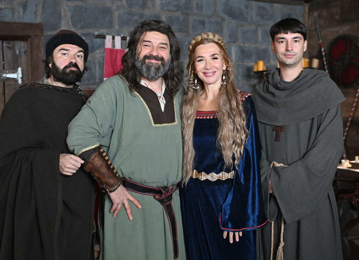 Najavljuje dobru zabavu gledateljima Hrvatske televizije, dodajući kako će biti svega, od krunidbe pa do umjetne inteligencije. „Gledateljima poručujem, pratite nas jer ćete vidjeti puno stvari koje ste na neki način doživjeli u zadnje vrijeme“. Posebna zanimljivost u novoj sezoni bit će krunidba Mrkomira.