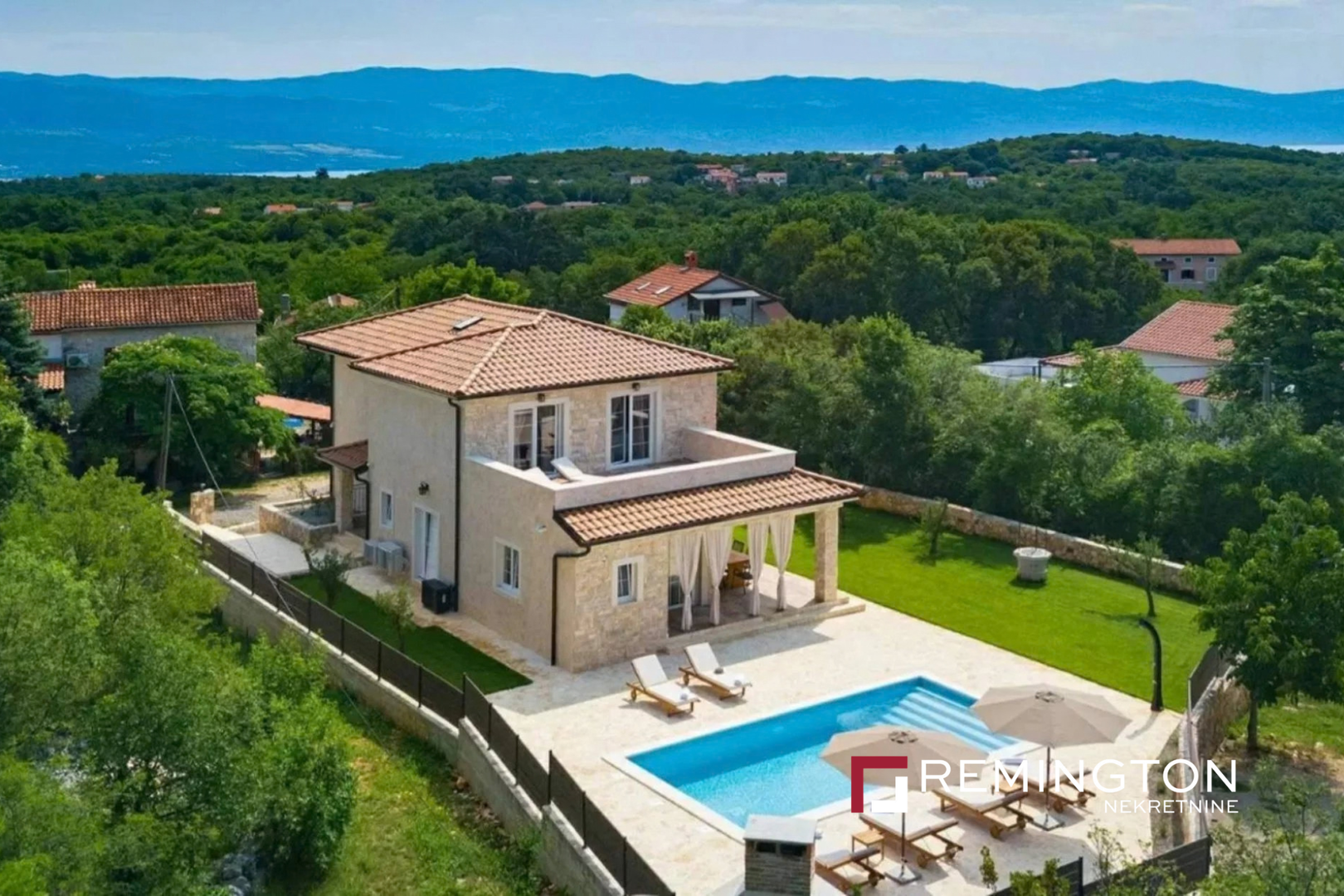 Na otoku Krku prodaje se moderna kamena vila s privatnim grijanim bazenom, smještena u manjem mjestu na sjeveroistočnom dijelu otoka. Cijena joj je s prvotnih 1.089.000 spuštena na 880.000 eura.

