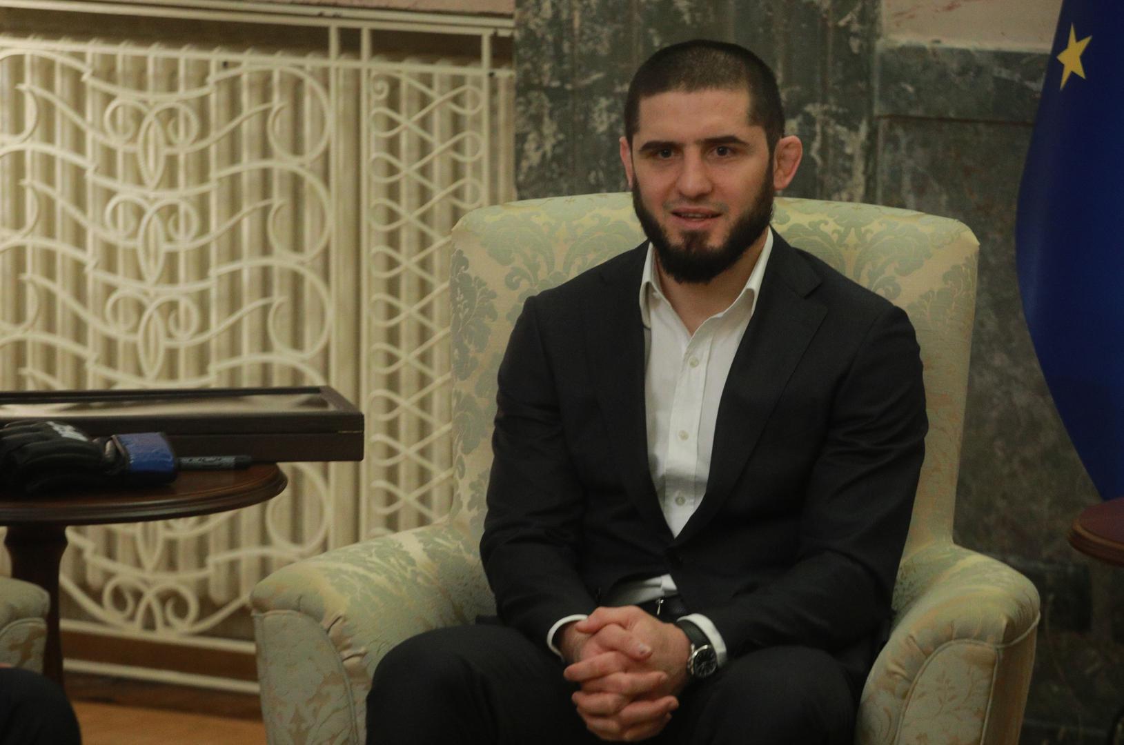 Kao deklarirani i pobožni musliman, Makhachev uživa ogromnu popularnost, no mnogi mu nisu mogli oprostiti bliskost s političarom čije ime vežu uz mračnu prošlost devedesetih.