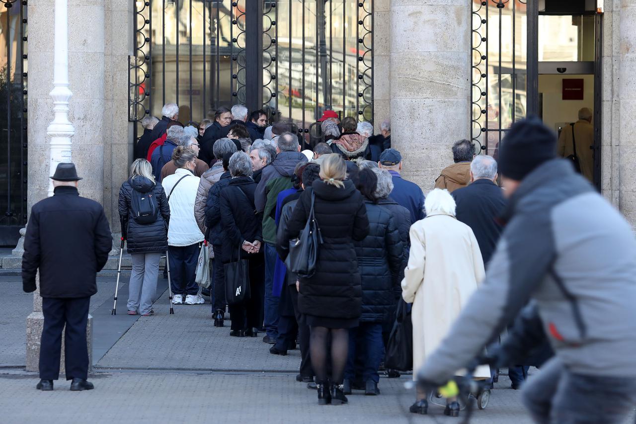 Zagreb: Umirovljenici u redovima čekaju na početak radnog vremena banke kako bi podigli mirovinu
