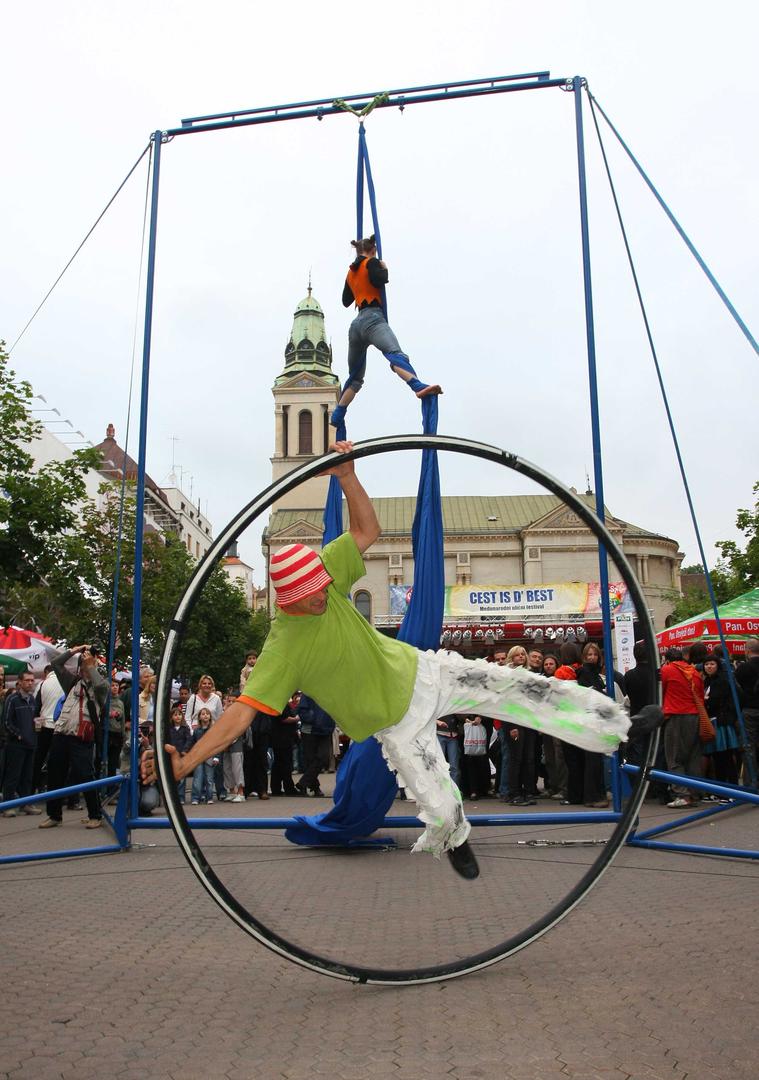 Cest is d’Best” je međunarodni, multimedijalni ulični festival koji njeguje zagrebački identitet