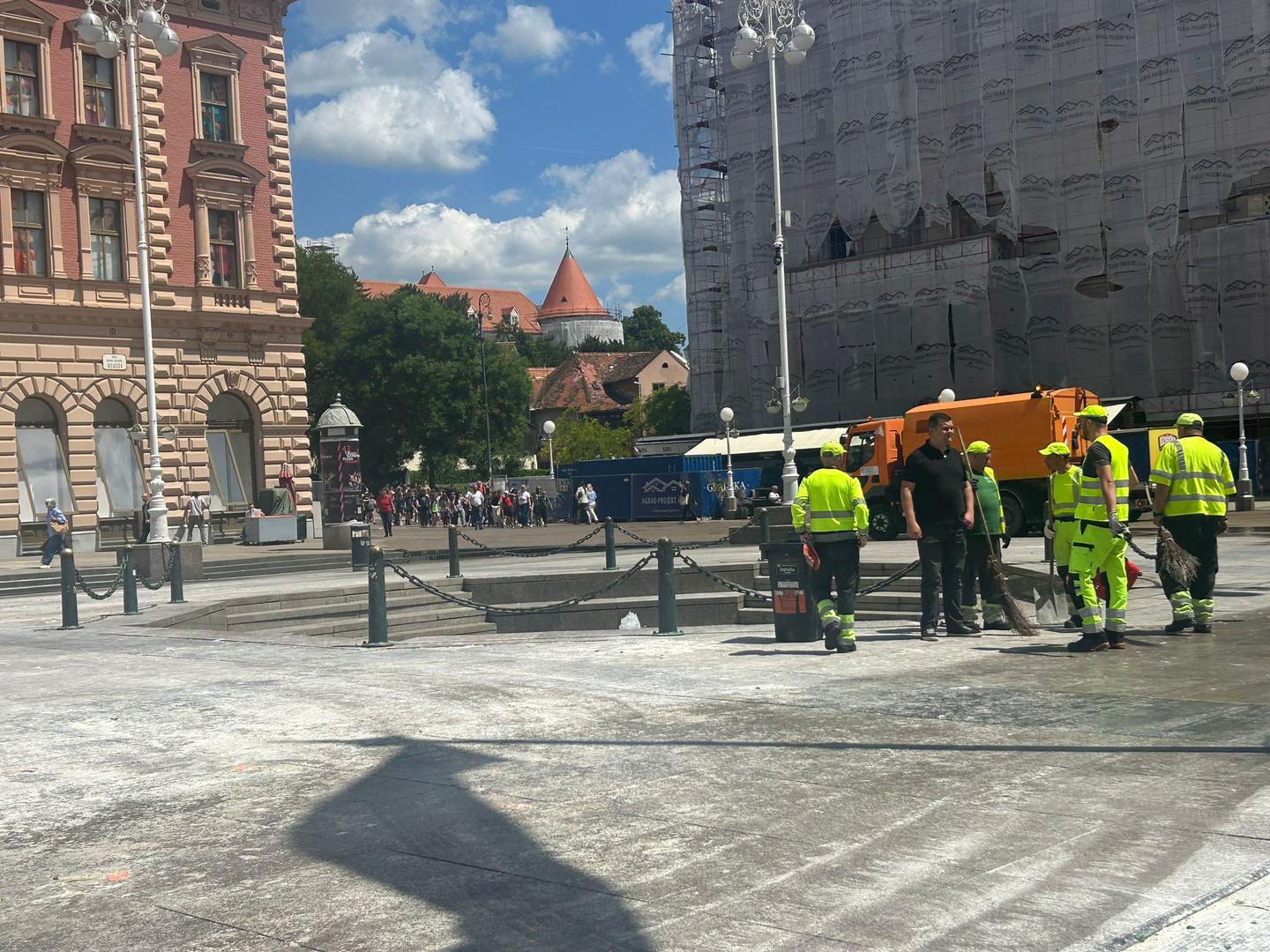 Čim su maturanti napustili glavni zagrebački trg, radnici Čistoće bacili su se na posao. 