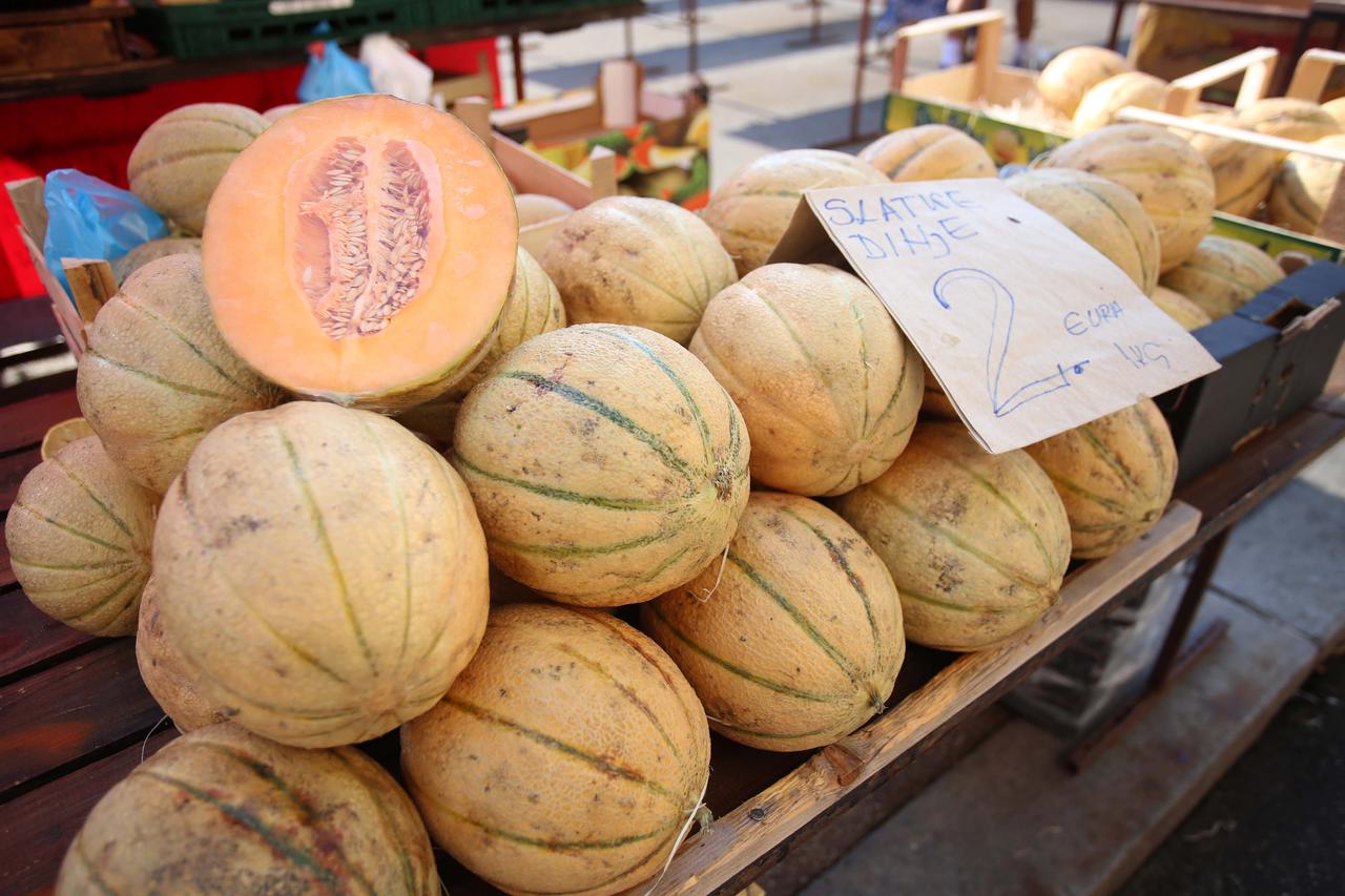 Zagreb: Ponuda svježeg voća na tržnici Dolac