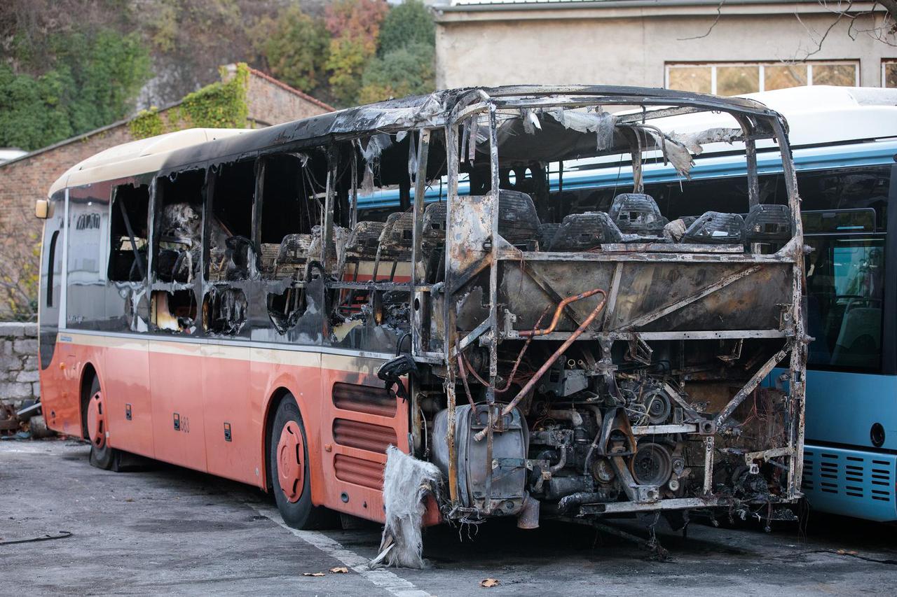 Rijeka: U tunelu Pećine u potpunosti izgorio autobus Autotroleja, vozač prevezen u bolnicu