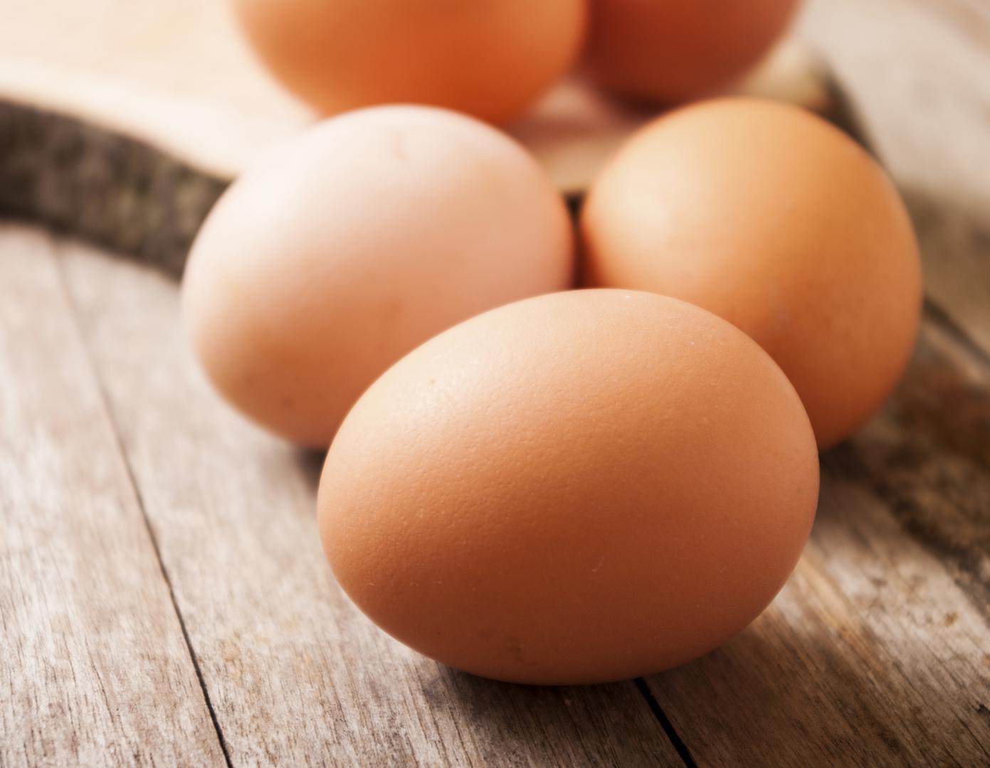 Stavite jaja u lonac i nalijte hladnu vodu toliko da oko dva centimetra prekrije jaja. 