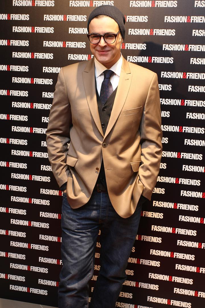 U Zagreb se preselio 1992., gdje je 2000. diplomirao na Akademiji dramske umjetnosti. 