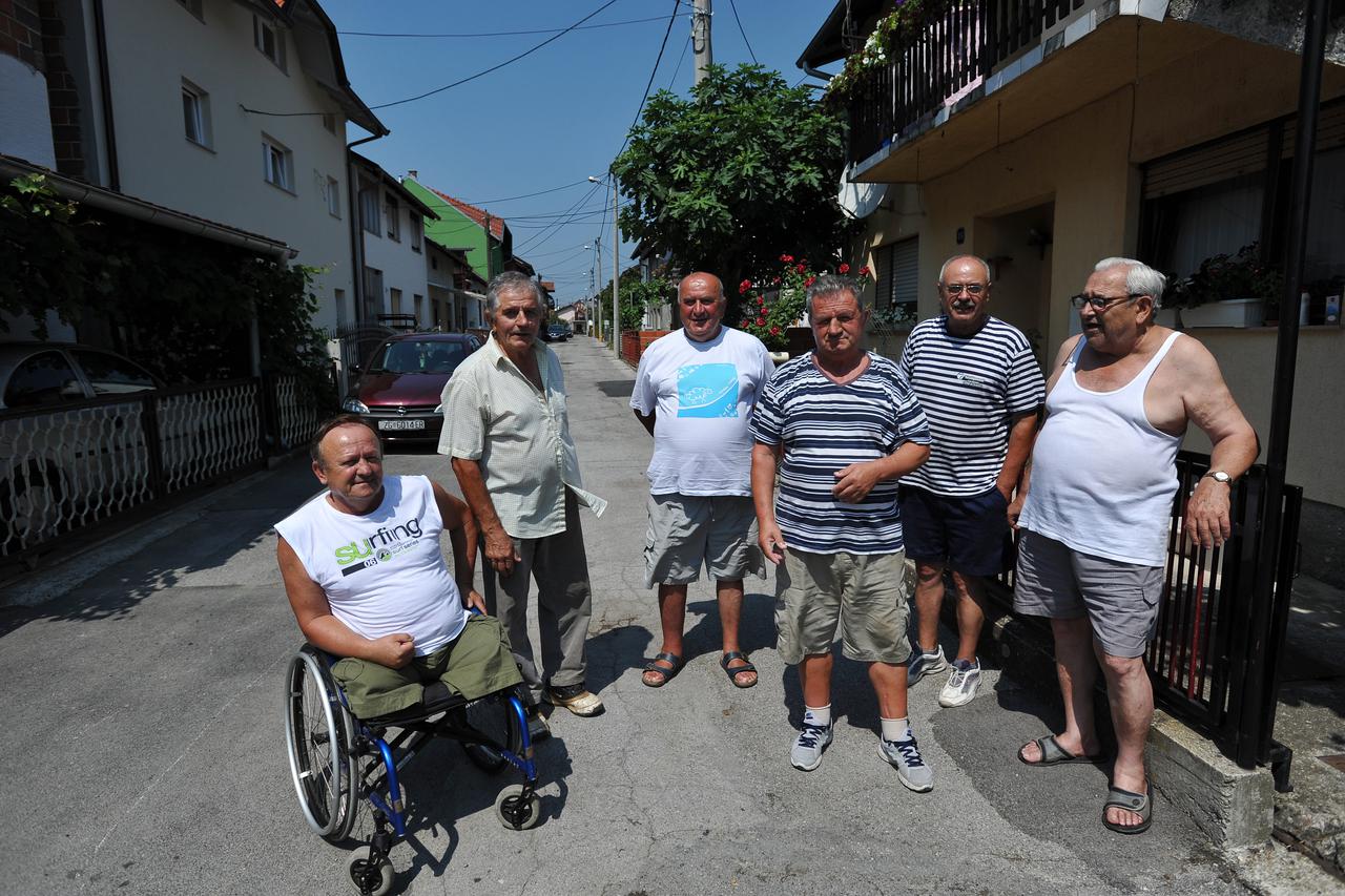 18.07.2015. Vareska ulica, Trnava, Zagreb - Stanovnici Vareske ulice zale se na lose vodovodne cijevi koje cesto pucaju, a jedini odgovor koji dobivaju prilikom zaljenja je da se priprema dokumentacija. Photo: Nina Djurdjevic/PIXSELL