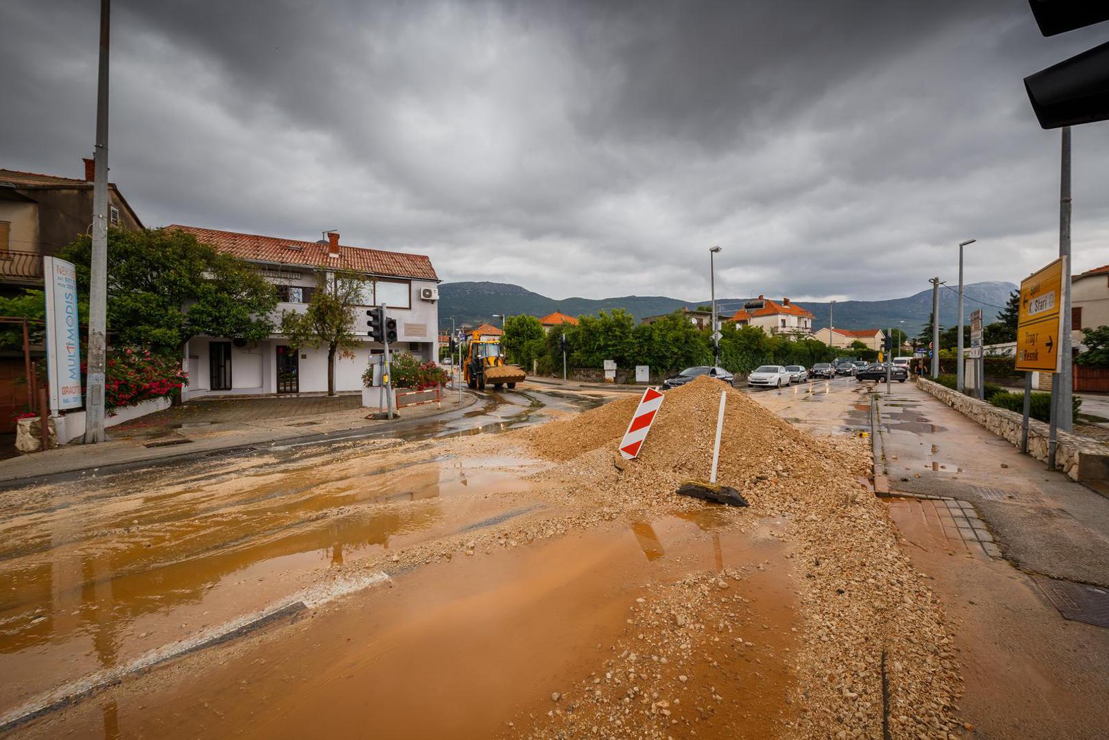 30.05.2022., Kastela - Tijekom jutra sire trogirsko i kastelansko podrucje zahvatilo je olujno nevrijeme s obilnom kisom, te su mnoge kuce i poslovni prostori poplavljeni. Photo: Zvonimir Barisin/PIXSELL