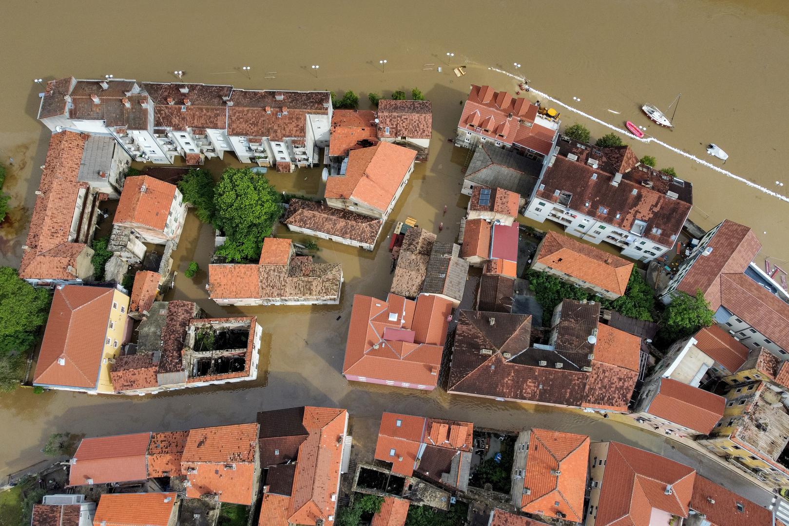 15.05.2023., Obrovac - Obrovac - Zbog obilne kise doslo je do prelijevanja rijeke Zrmanje. Pogeld iz zraka na poplavljen Obrovac Photo: Sime Zelic/PIXSELL