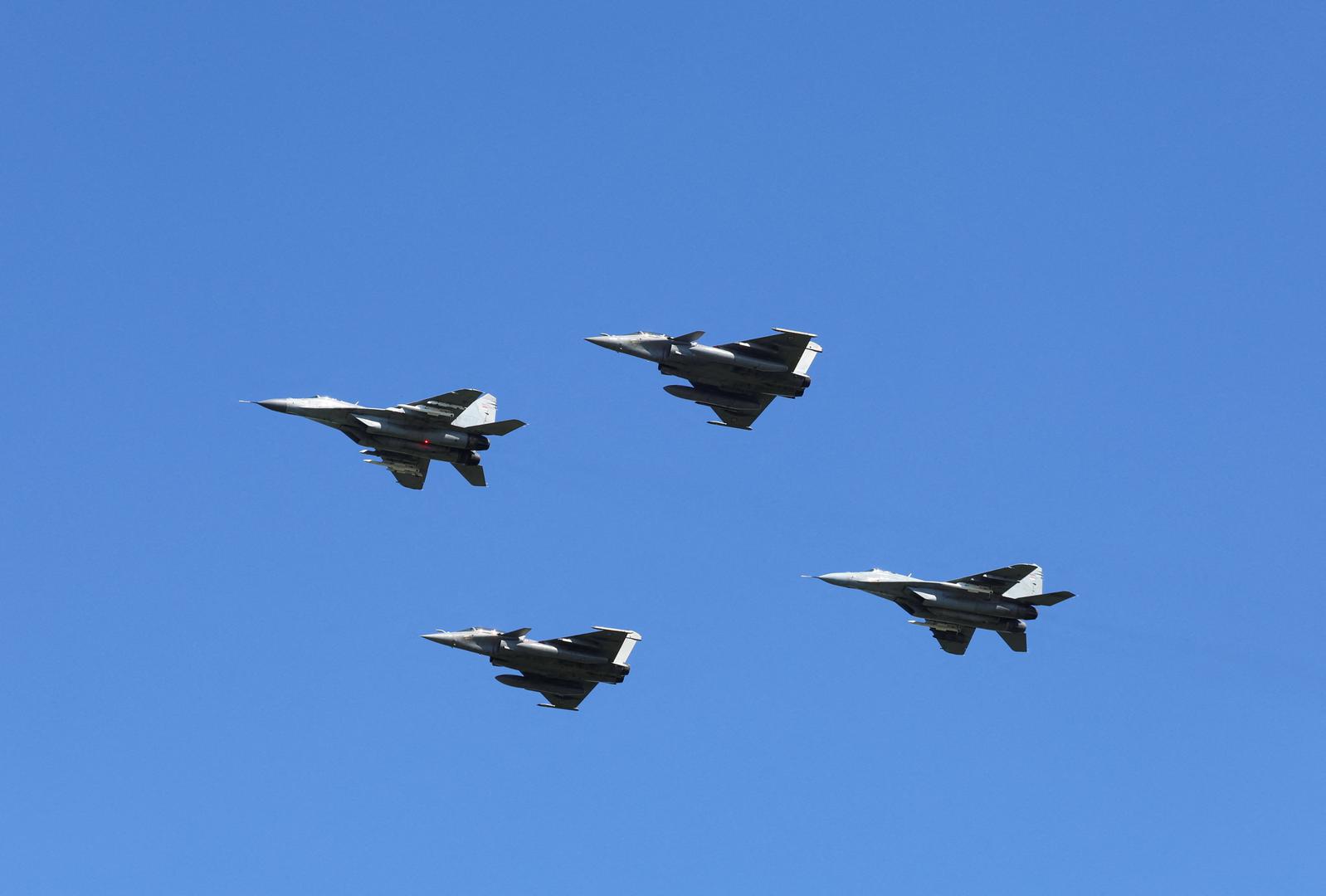 Serbia’s MIG-29 fighter jets fly in formation during a military parade over Belgrade, Serbia, September 20, 2025. REUTERS/Zorana Jevtic Photo: ZORANA JEVTIC/REUTERS