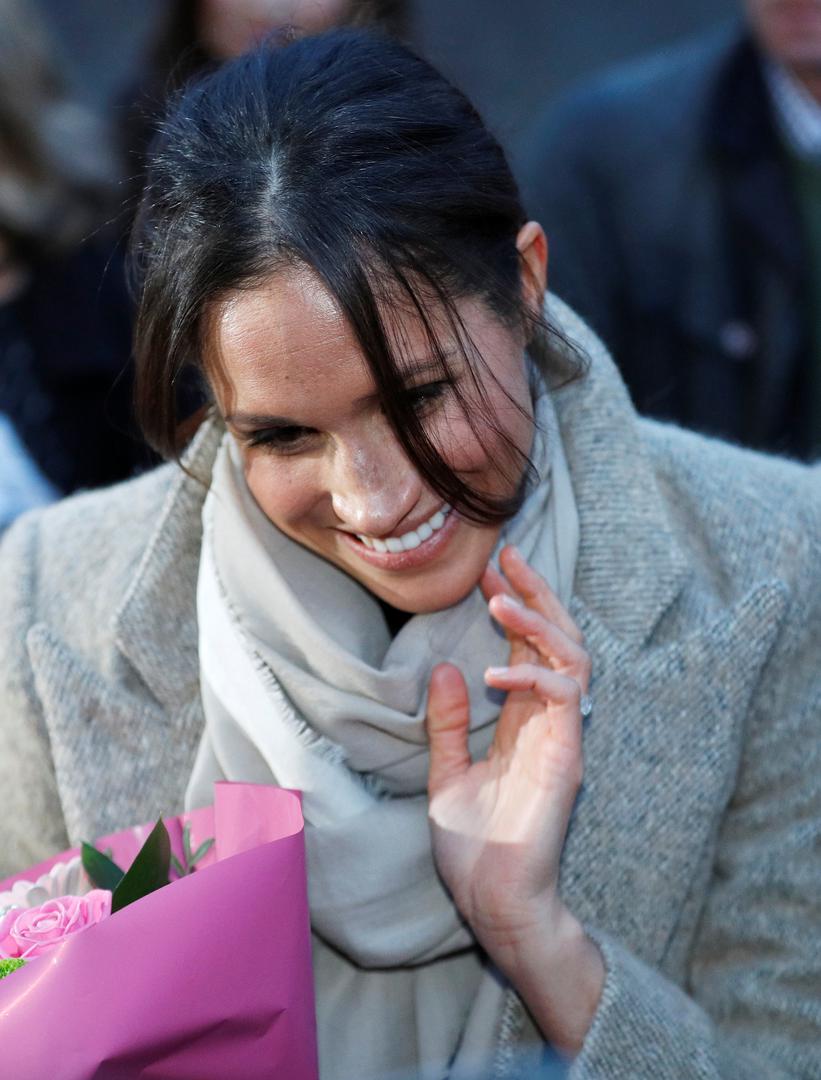 Tijekom dosadašnjih pojavljivanja u javnosti kao zaručnica princa Harryja glumica Meghan Markle uvijek je imala raspuštenu kosu, a jučer se tijekom posjeta jednoj radio stanici u Londonu pojavila s kosom svezanom u rep.