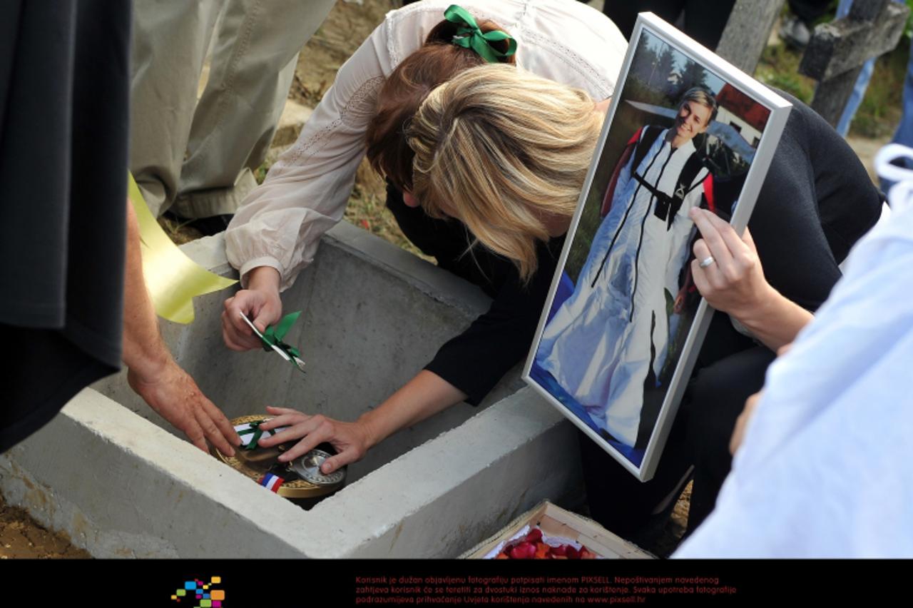 '14.06.2012., Gornja Stubica - u 17 sati na mjesnom groblju u Gornjoj Stubici sahranjena je Jasna Sviben, preminula padobranka. Photo: Marko Jurinec/PIXSELL'