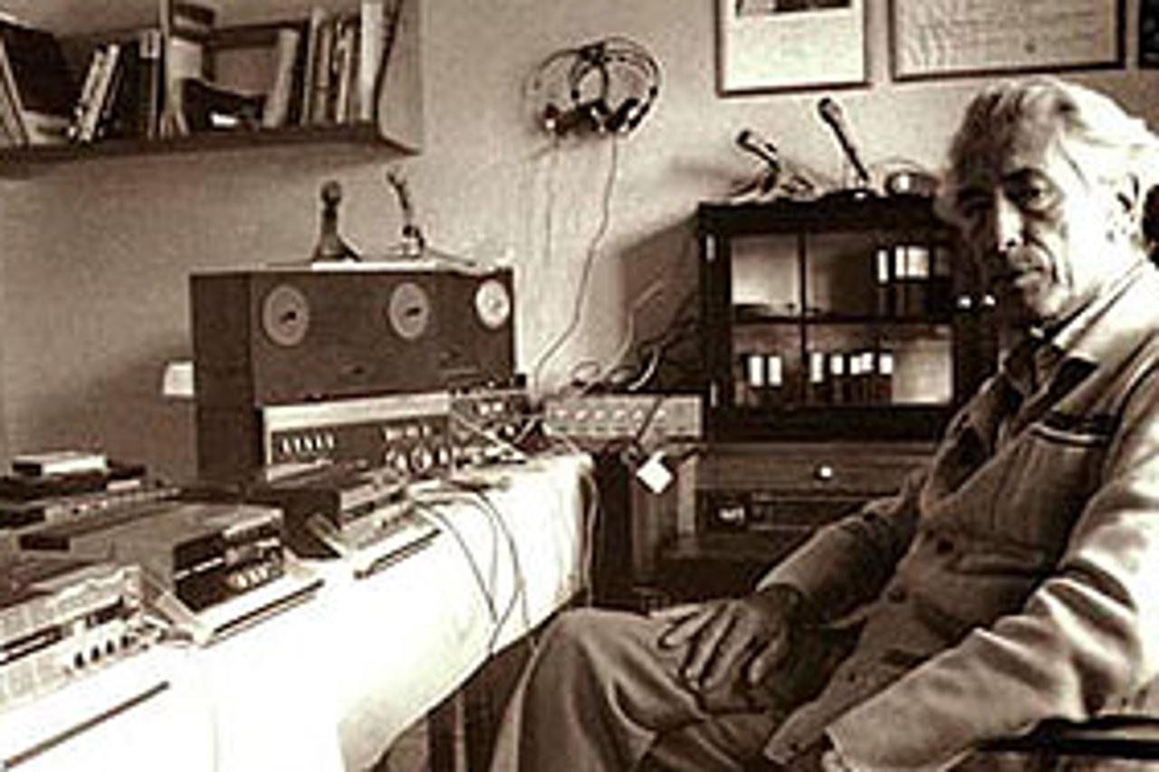 Značajnija istraživanja glasova u šumu elektronskih uređaja pou00E8ela su 1959. kad je Šveđanin Friedrich Jürgenson preslušavao snimke cvrkuta ptica i 'uhvatio' tajanstvene glasove umrlih...