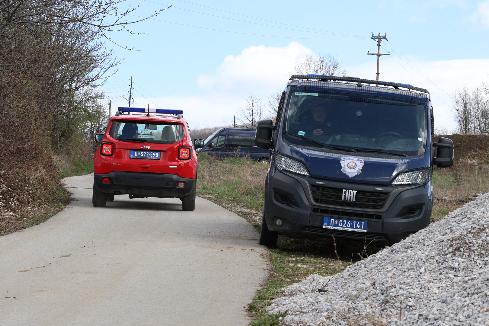 28.03.2024. Bor - Nekoliko policajaca iskopava prostor ispred štaglja u prigradskom naselju Banjsko polje, kod grada Bora, na istoku Srbije gdje je nestala djevoj?ica Danka Ili?. Pretražuje se teren kako bi se pronašao bilo kakav trag. Djevoj?ica je nestala u utorak oko 13:45 sati. Majka je ispri?ala kako je Danka nestala iz dvorišta obiteljske ku?e dok je ona išla dati vode starijem djetetu. Roditelji su ispitani na policiji i izuzet je mobitel majke. Photo: Pixsell/PIXSELL