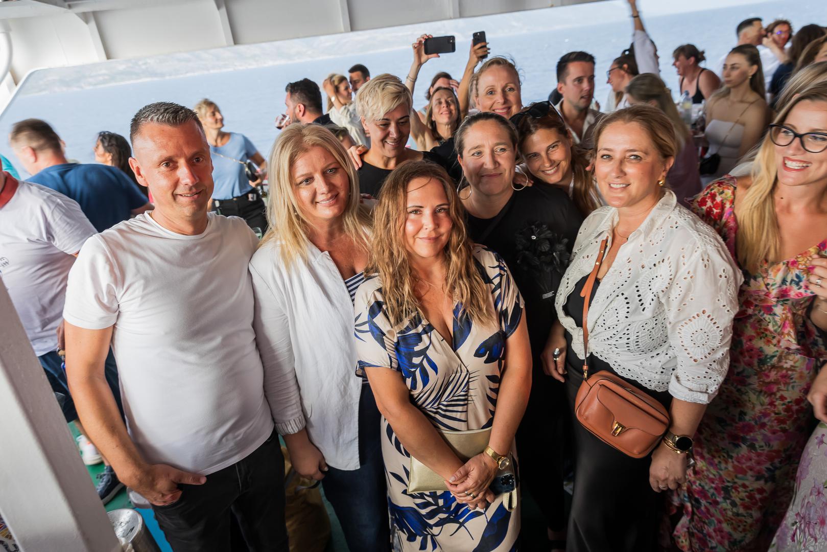 Sandra Perković s prijateljima je uživala u Oliverovim hitovima "Dva put sam umra", "Ča je život vengo fantažija", "Nedostaješ mi ti" te brojnim drugima. 